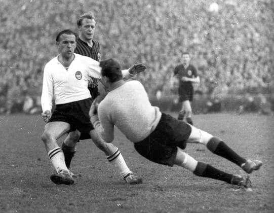 Eintracht Frankfurt - FC Bayern München 0:0 15.03.1959 Torwart Egon Loy (Eintr.) Aktion vor Kurt Sommerlatt (FCB) und Hans Weilbächer (Eintracht) *** Eintracht Frankfurt FC Bayern Munich 0 0 15 03 1959 Goalkeeper Egon Loy Eintr action before Kurt Sommerlatt FCB and Hans Weilbächer Eintracht HM
