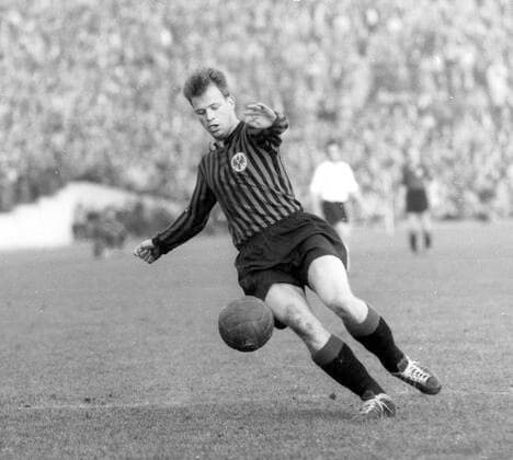 Eintracht Frankfurt - FC Bayern München 0:0 15.03.1959 Hermann Höfer (Eintracht) in Aktion *** Eintracht Frankfurt FC Bayern Munich 0 0 15 03 1959 Hermann Höfer Eintracht in action HM