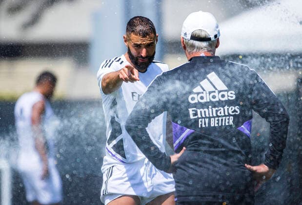 Sport Themen der Woche KW30 Sport Bilder des Tages July 28, 2022, Los Angeles, California, USA: Karim Benzema 9 of Real Madrid talks with head coach, Carlo Ancelotti during their practice on Thursday July 28, 2022 at the campus of UCLA in Los Angeles, California. PI Los Angeles USA - ZUMAp124 20220728_zaa_p124_011 Copyright: xJAVIERxROJASx