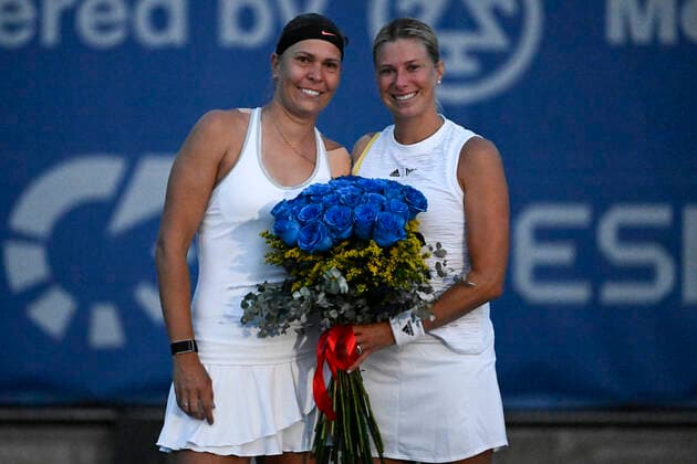 Sport Bilder des Tages Czech tennis players Lucie Hradecka, left, and Andrea Sestini Hlavackova, right, pose during the Livesport Prague Open WTA, Tennis Damen women’s tennis tournament, doubles, quarterfinal, against Miyu Kato and Samantha Murray, the last match in Hlavackova s professional career, on July 28, 2022, in Prague, Czech Republic. (CTKxPhoto OndrejxDeml) CTKPhotoP2022072808370