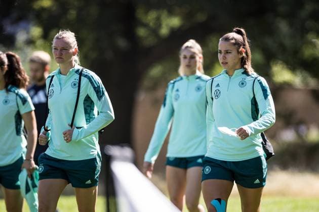 UEFA WOMENS EURO ENGLAND 2022 Training Germany 29 07 2022 Arrival at training ground Alexandra Popp Germany, 11 , Lena Oberdorf Germany, 6 UEFA WOMENS EURO ENGLAND 2022 Training Germany The Grove, London, 29 07 2022 Copyright: xBEAUTIFULxSPORTS Wunderlx