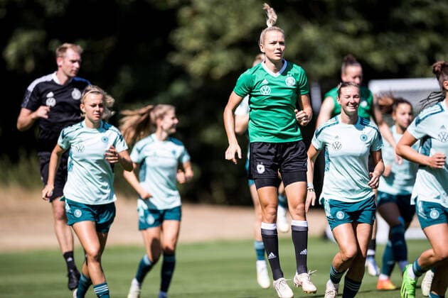 UEFA WOMENS EURO ENGLAND 2022 Training Germany 29 07 2022 Sprues in warm-up Merle Frohms Germany, 1 UEFA WOMENS EURO ENGLAND 2022 Training Germany The Grove, London, 29 07 2022 Copyright: xBEAUTIFULxSPORTS Wunderlx