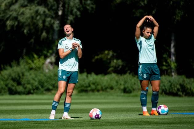 Alexandra Popp Germany 11 , Lena Oberdorf Germany 6 , GBR, training Germany, football UEFA Womens EURO 2022, 29 07 2022, preparation final GBR, training Germany, football UEFA Womens EURO 2022, 29 07 2022, preparation final Watford Copyright: xEibner Memmlerx EP_MMR