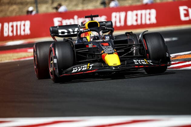 01 VERSTAPPEN Max (nld), Red Bull Racing RB18, action during the Formula 1 Aramco Magyar Nagydij 2022, Hungarian Grand Prix 2022, 12th round of the 2022 FIA Formula One World Championship, WM, Weltmeisterschaft from July 28 to 31, 2022 on the Hungaroring, in Mogyorod, Hungary - F1 - HUNGARIAN GRAND PRIX 2022 DPPI Panoramic  _F_14950
