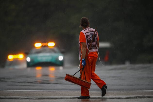 marshall, commissaire de piste, wet track during the Formula 1 Aramco Magyar Nagydij 2022, Hungarian Grand Prix 2022, 12th round of the 2022 FIA Formula One World Championship, WM, Weltmeisterschaft from July 28 to 31, 2022 on the Hungaroring, in Mogyorod, Hungary - F1 - HUNGARIAN GRAND PRIX 2022 DPPI Panoramic  _V2_5060