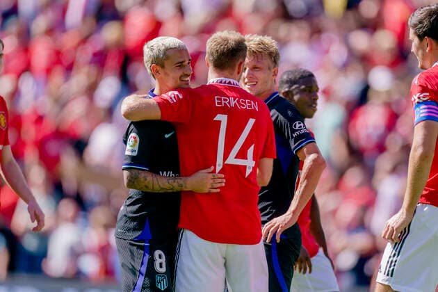 Sport Themen der Woche KW30 Sport Bilder des Tages Treningskamp fotball: Atletico Madrid mot Manchester United, ManU Oslo 20220730. ManUs Christian Eriksen og Atleticos Antoine Griezmann og Daniel Wass etter treningskampen i fotball mellom Atletico Madrid og Manchester United pa Ullevaal stadion. Foto: Stian Lysberg Solum NTB Oslo Norge Ref:_SPO9cTa__wrD3E.jpg *** Training match football Atletico Madrid vs Manchester United Oslo 20220730 ManUs Christian Eriksen and Atleticos Antoine Griezmann and Daniel Wass after the football training match between Atletico Madrid and Manchester United at the Ullevaal stadium Photo Stian Lysberg Solum NTB Oslo Norway  Copyright: xStianxLysbergxSolumx xNTBx EDITORIAL USE ONLY. RESTRICTED USE FOR BETTING COMPANIES
