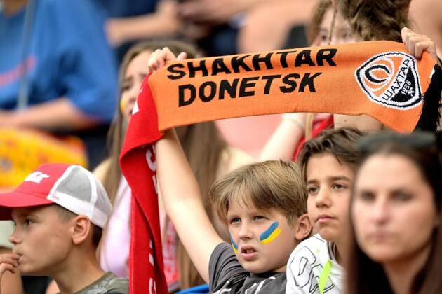 UTRECHT Supporters precede the exhibition match FC Utrecht Shakhtar Donetsk This match is friendly Some activities related to Ukraine have been organized around the stadium around the match Friendly match 2022 xVIxANPxSportx xGerritxvanxKeulenxIVx 452481991 originalFilename: 452481991.jpg