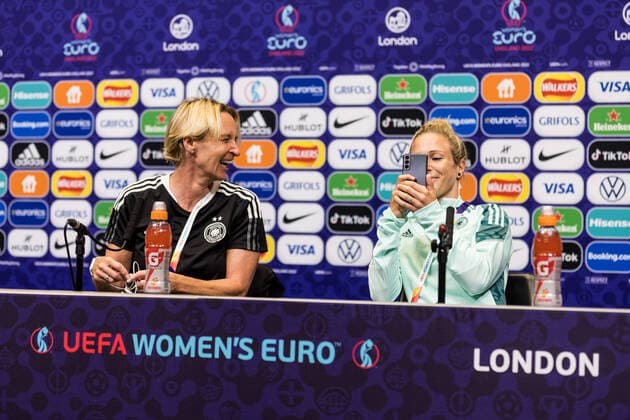 UEFA WOMENS EURO ENGLAND 2022 press conference Germany 30 07 2022 Martina Voss Tecklenburg coach Germany laughs, Svenja Huth Germany, 9 takes a photo of the packed press conference room UEFA WOMENS EURO ENGLAND 2022 press conference Germany Wembley Stadium, London, 30 07 2022 Copyright: xBEAUTIFULxSPORTS Wunderlx