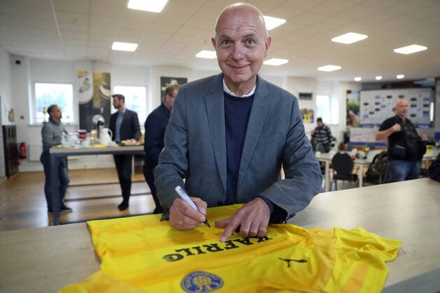 Sport Themen der Woche KW30 Sport Bilder des Tages DFB-Praesident Bernd Neuendorf uebergibt Meisterstern an 1. FC Lok Leipzig, 30.07.22 Fussball, Regionalliga Nordost, Saison 2022 2023, Offizielle Uebergabe des Meistersterns an den 1. FC Lok Leipzig am 30.07.22 im Bruno-Plache-Stadion, Leipzig. Im Bild: DFB-Praesident Bernd NEUENDORF signiert ein Lok-Trikot mit Meisterstern. *** DFB Praesident Bernd Neuendorf Übergebgabe Meisterstern an 1 FC Lok Leipzig, 30 07 22 Soccer, Regionalliga Nordost, Saison 2022 2023, Official handover of the Meisterstern to 1 FC Lok Leipzig on 30 07 22 in the Bruno Plache Stadium, Leipzig In the picture DFB Praesident Bernd NEUENDORF signs a Lok jersey with Meisterstern Copyright: xBEAUTIFULxSPORTS JanxKaeferx