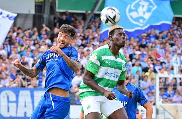 Sport Themen der Woche KW30 Sport Bilder des Tages 30.07.2022 - Fussball - Saison 2022 2023 - DFB Pokal Vereinspokal - 01. Runde: Stuttgarter Kickers Stuttgart - SpVgg Greuther Fürth ( Kleeblatt ) - Sportfoto Zink - regulations prohibit any use of photographs as image sequences and or quasi-video - Denis Zagaria (4, Stuttgarter Kickers ) im Kopfballduell mit Ragnar Ache (39, SpVgg Greuther Fürth ) *** 30 07 2022 football season 2022 2023 DFB Pokal club cup 01 round Stuttgarter Kickers Stuttgart SpVgg Greuther Fürth Kleeblatt Sportfoto Zink regulations prohibit any use of photographs as image sequences and or quasi video Denis Zagaria 4, Stuttgarter Kickers in header duel with Ragnar Ache 39, SpVgg Greuther Fürth