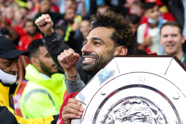 Community Shield 2022 30. Juli 2022, Leicester FA Community Shield Manchester City gegen Liverpool Mohamed Salah von Liverpool mit der Community Shield-Trophäe Foto Mark Leech Abseits Leicester UK  Copyright: xMarkxLeechx xOffsidexOffside