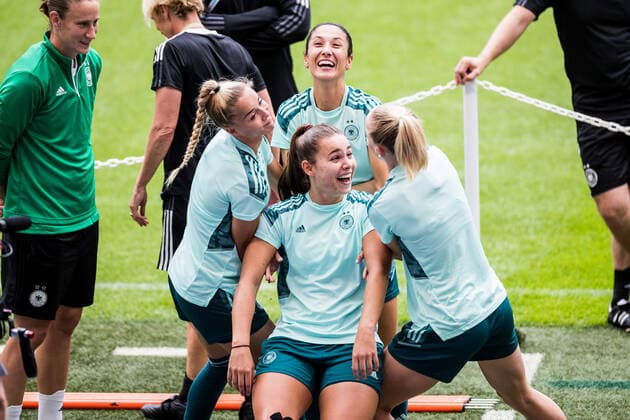 UEFA WOMENS EURO ENGLAND 2022 Training Germany 30 07 2022 confidence test Lena Oberdorf Germany, 6 drops, Giulia Gwinn Germany, 15 , Sara Doorsoun Khajeh Germany, 23 and Lea Schueller Germany, 7 catch UEFA WOMENS EURO ENGLAND 2022 Training Germany Wembley Stadium, London, 30 07 2022 Copyright: xBEAUTIFULxSPORTS Wunderlx