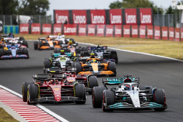 Start of the race, 63 RUSSELL George (gbr), Mercedes AMG F1 Team W13, 55 SAINZ Carlos (spa), Scuderia Ferrari F1-75, action during the Formula 1 Aramco Magyar Nagydij 2022, Hungarian Grand Prix 2022, 12th round of the 2022 FIA Formula One World Championship, WM, Weltmeisterschaft from July 28 to 31, 2022 on the Hungaroring, in Mogyorod, Hungary - F1 - HUNGARIAN GRAND PRIX 2022 - RACE DPPI Panoramic  00122031__V2_7004.JPG_