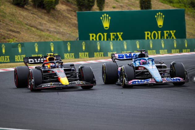 11 PEREZ Sergio (mex), Red Bull Racing RB18, 14 ALONSO Fernando (spa), Alpine F1 Team A522, action during the Formula 1 Aramco Magyar Nagydij 2022, Hungarian Grand Prix 2022, 12th round of the 2022 FIA Formula One World Championship, WM, Weltmeisterschaft from July 28 to 31, 2022 on the Hungaroring, in Mogyorod, Hungary - F1 - HUNGARIAN GRAND PRIX 2022 - RACE DPPI Panoramic  00122031__V2_7373.JPG_