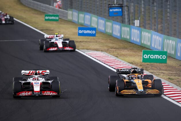 20 MAGNUSSEN Kevin (den), Haas F1 Team VF-22 Ferrari, 03 RICCIARDO Daniel (aus), McLaren F1 Team MCL36, action during the Formula 1 Aramco Magyar Nagydij 2022, Hungarian Grand Prix 2022, 12th round of the 2022 FIA Formula One World Championship, WM, Weltmeisterschaft from July 28 to 31, 2022 on the Hungaroring, in Mogyorod, Hungary - F1 - HUNGARIAN GRAND PRIX 2022 - RACE DPPI Panoramic  00122031__F_16811.JPG_