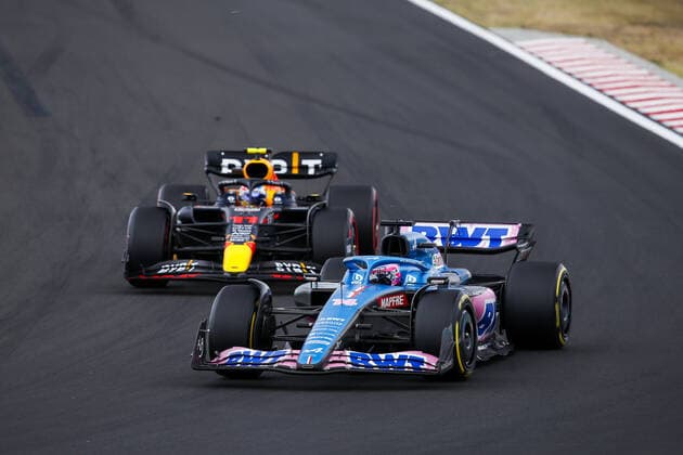 14 ALONSO Fernando (spa), Alpine F1 Team A522, 11 PEREZ Sergio (mex), Red Bull Racing RB18, action during the Formula 1 Aramco Magyar Nagydij 2022, Hungarian Grand Prix 2022, 12th round of the 2022 FIA Formula One World Championship, WM, Weltmeisterschaft from July 28 to 31, 2022 on the Hungaroring, in Mogyorod, Hungary - F1 - HUNGARIAN GRAND PRIX 2022 - RACE DPPI Panoramic  00122031__F_16805.JPG_