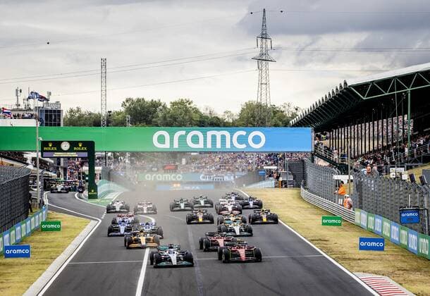 BUDAPEST George Russell 63 with the Mercedes W13, Carlos Sainz 55 with the Ferrari, Max Verstappen 1 with the Oracle Red Bull Racing RB18 Honda and other drivers during the start of the Hungarian Grand Prix at the Hungaroring Circuit on July 31, 2022 in Budapest, Hungary REMKO DE WAAL Match 2022 xVIxANPxSportx xxANPxIVx 452520339 originalFilename: 452520339.jpg