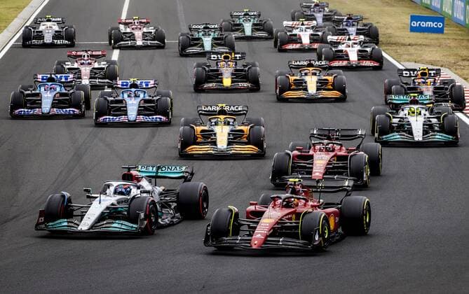 BUDAPEST George Russell 63 with the Mercedes W13, Carlos Sainz 55 with the Ferrari, Max Verstappen 1 with the Oracle Red Bull Racing RB18 Honda and other drivers during the start of the Hungarian Grand Prix at the Hungaroring Circuit on July 31, 2022 in Budapest, Hungary REMKO DE WAAL Match 2022 xVIxANPxSportx xxANPxIVx 452520344 originalFilename: 452520344.jpg