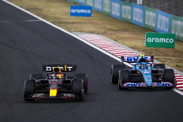 01 VERSTAPPEN Max (nld), Red Bull Racing RB18, 31 OCON Esteban (fra), Alpine F1 Team A522, action during the Formula 1 Aramco Magyar Nagydij 2022, Hungarian Grand Prix 2022, 12th round of the 2022 FIA Formula One World Championship, WM, Weltmeisterschaft from July 28 to 31, 2022 on the Hungaroring, in Mogyorod, Hungary - F1 - HUNGARIAN GRAND PRIX 2022 - RACE DPPI Panoramic  00122031__F_16835.JPG_