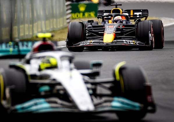 BUDAPEST Lewis Hamilton 44 driving the Mercedes W13 and Max Verstappen 1 driving the Oracle Red Bull Racing RB18 Honda during the Hungarian Grand Prix at the Hungaroring Circuit on July 31, 2022 in Budapest, Hungary REMKO DE WAAL Match 2022 xVIxANPxSportx xxANPxIVx 452520714 originalFilename: 452520714.jpg