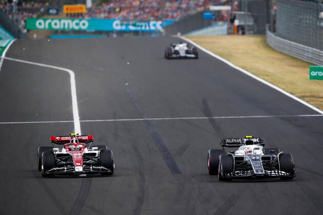 24 ZHOU Guanyu (chi), Alfa Romeo F1 Team ORLEN C42, 22 TSUNODA Yuki (jap), Scuderia AlphaTauri AT03, action during the Formula 1 Aramco Magyar Nagydij 2022, Hungarian Grand Prix 2022, 12th round of the 2022 FIA Formula One World Championship, WM, Weltmeisterschaft from July 28 to 31, 2022 on the Hungaroring, in Mogyorod, Hungary - F1 - HUNGARIAN GRAND PRIX 2022 - RACE DPPI Panoramic  00122031__F_16976.JPG_