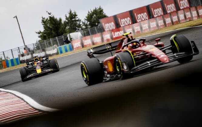 BUDAPEST Max Verstappen 1 with the Oracle Red Bull Racing RB18 Honda and Carlos Sainz 55 with the Ferrari during the Hungarian Grand Prix at the Hungaroring Circuit on July 31, 2022 in Budapest, Hungary REMKO DE WAAL Match 2022 xVIxANPxSportx xxANPxIVx 452522588 originalFilename: 452522588.jpg