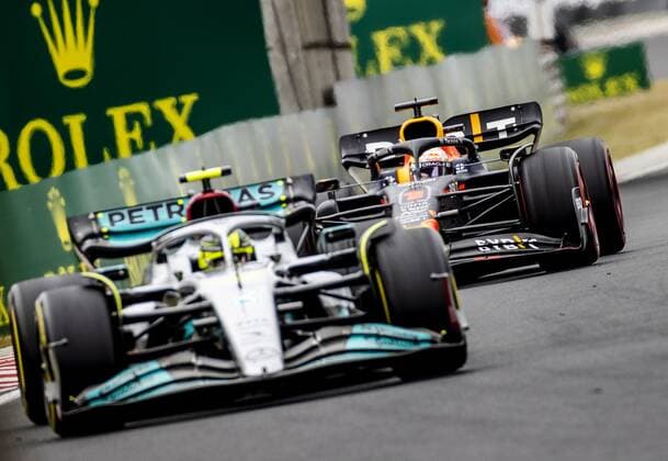 BUDAPEST Lewis Hamilton 44 driving the Mercedes W13 and Max Verstappen 1 driving the Oracle Red Bull Racing RB18 Honda during the Hungarian Grand Prix at the Hungaroring Circuit on July 31, 2022 in Budapest, Hungary REMKO DE WAAL Match 2022 xVIxANPxSportx xxANPxIVx 452522811 originalFilename: 452522811.jpg