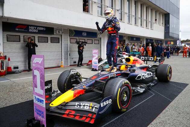 VERSTAPPEN Max (ned), Red Bull Racing RB18, celebrating his win during the Formula 1 Aramco Magyar Nagydij 2022, Hungarian Grand Prix 2022, 12th round of the 2022 FIA Formula One World Championship, WM, Weltmeisterschaft from July 28 to 31, 2022 on the Hungaroring, in Mogyorod, Hungary - F1 - HUNGARIAN GRAND PRIX 2022 - RACE DPPI Panoramic  00122031__V2_8050.JPG_