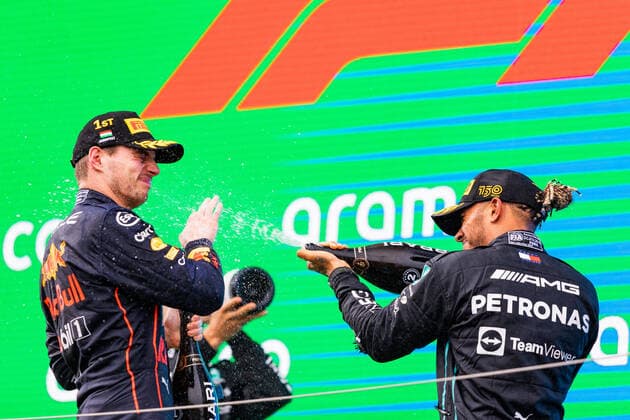 Sport Bilder des Tages VERSTAPPEN Max (ned), Red Bull Racing RB18, portrait HAMILTON Lewis (gbr), Mercedes AMG F1 Team W13, portrait podium during the Formula 1 Aramco Magyar Nagydij 2022, Hungarian Grand Prix 2022, 12th round of the 2022 FIA Formula One World Championship, WM, Weltmeisterschaft from July 28 to 31, 2022 on the Hungaroring, in Mogyorod, Hungary - F1 - HUNGARIAN GRAND PRIX 2022 - RACE DPPI Panoramic  JFR66083