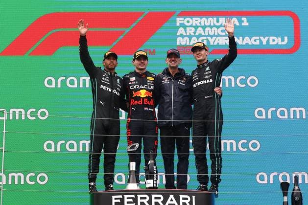 F1 Hungarian Grand Prix Max Verstappen, Adrian Newey of Red Bull Racing and Lewis Hamilton, George Russell of Mercedes after the Formula 1 Hungarian Grand Prix at Hungaroring in Budapest, Hungary on July 31, 2022. Budapest Hungary  Copyright: xJakubxPorzyckix originalFilename:porzycki-f1hungar220731_npK78.jpg