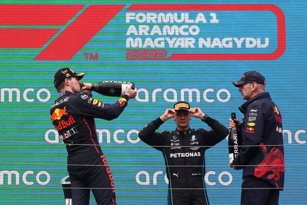 F1 Hungarian Grand Prix Max Verstappen, Adrian Newey of Red Bull Racing and George Russell of Mercedes after the Formula 1 Hungarian Grand Prix at Hungaroring in Budapest, Hungary on July 31, 2022. Budapest Hungary  Copyright: xJakubxPorzyckix originalFilename:porzycki-f1hungar220731_nptug.jpg