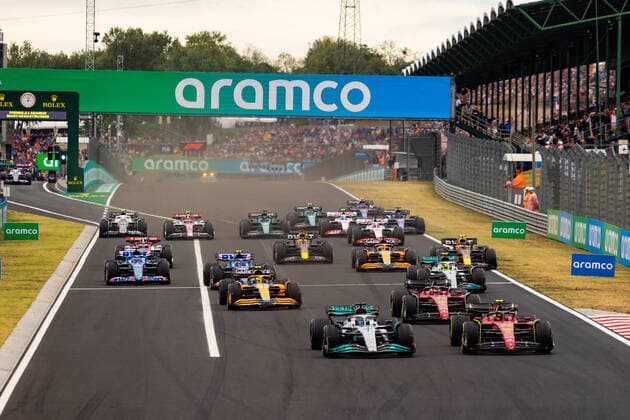 Start of the race during the Formula 1 Aramco Magyar Nagydij 2022, Hungarian Grand Prix 2022, 12th round of the 2022 FIA Formula One World Championship, WM, Weltmeisterschaft from July 28 to 31, 2022 on the Hungaroring, in Mogyorod, Hungary - F1 - HUNGARIAN GRAND PRIX 2022 - RACE DPPI Panoramic  00122031_JFR65878