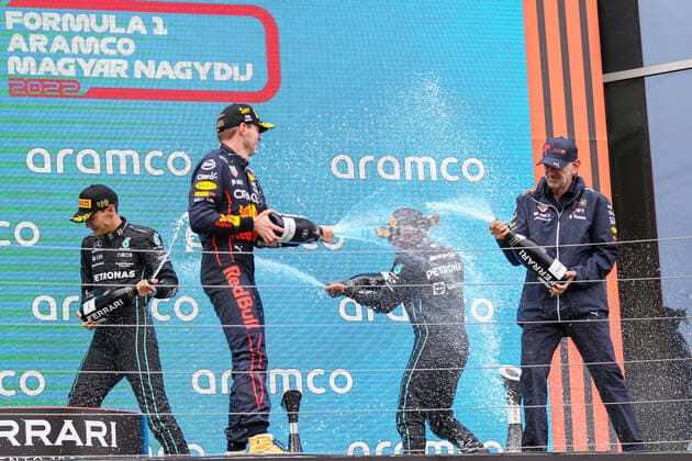 FORMULA 1 ARAMCO MAGYAR NAGYDIJ, 31 2022 Winner Max Verstappen 1 (NED), HONDA Red Bull Racing RB18 sprays Champagne with Lewis Hamilton 44 (GBR), Mercedes AMG Petronas W13 George Russell 63 (GBR), Mercedes W13 and Adrian Newey during the FORMULA 1 ARAMCO MAGYAR NAGYDIJ at the Hungaroring, Mogyorod, Hungary on 31 July 2022 Editorial Use Only Copyright: xPhilxDuncanx ESM-0597-0026