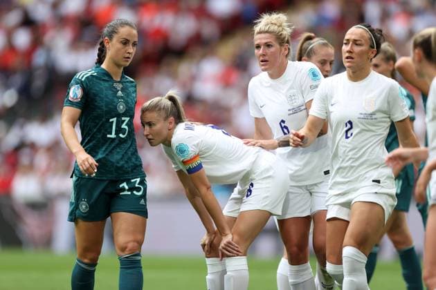 Finale der Frauen-Europameisterschaft 31. Juli 2022, Wembley Finale der UEFA Frauen-Europameisterschaft England gegen Deutschland Leah Williamson aus England mit den Händen auf den Knien, als England einen Eckstoß abwehrt Foto Charlotte Wilson Abseits London UK  Copyright: xCharlottexWilsonxOffside