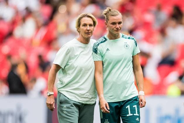 UEFA WOMENS EURO ENGLAND 2022 final England Germany 31 07 2022 Martina Voss Tecklenburg coach Germany hugs Alexandra Popp Germany, 11 UEFA WOMENS EURO ENGLAND 2022 final England Germany Wembley Stadium, London, 31 07 2022 Copyright: xBEAUTIFULxSPORTS Wunderlx
