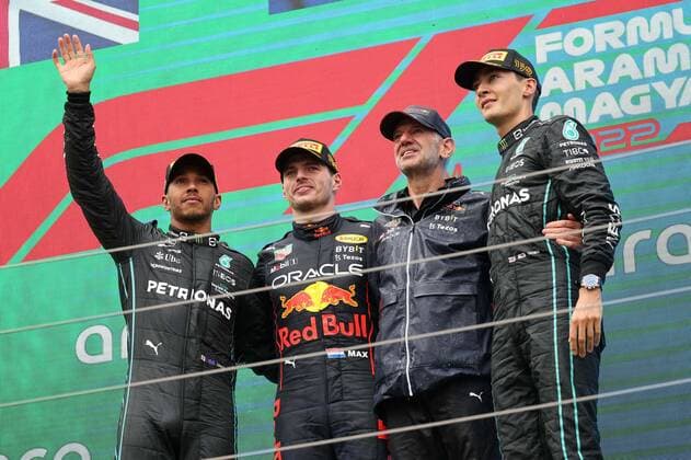 44 Lewis Hamilton (GBR, Mercedes-AMG Petronas F1 Team), 1 Max Verstappen (NLD, Oracle Red Bull Racing), Adrian Newey (GBR, Oracle Red Bull Racing), 63 George Russell (GBR, Mercedes-AMG Petronas F1 Team), F1 Grand Prix of Hungary at Hungaroring on July 31, 2022 in Budapest, Hungary. (Photo by HOCH ZWEI Italy Photo Press) (Verwendung nur in Deutschland - GERMANY ONLY) *** 44 Lewis Hamilton GBR, Mercedes AMG Petronas F1 Team , 1 Max Verstappen NLD, Oracle Red Bull Racing , Adrian Newey GBR, Oracle Red Bull Racing , 63 George Russell GBR, Mercedes AMG Petronas F1 Team , F1 Grand Prix of Hungary at Hungaroring on July 31, 2022 in Budapest, Hungary Photo by HOCH ZWEI Italy Photo Press use in Germany GERMANY ONLY