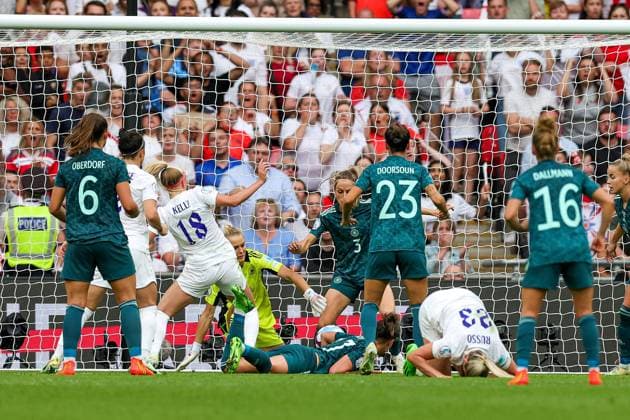 England Women v Germany UEFA WOMEN?S EURO 2022 31 07 2022. Cup Final Goal 2-1 Chloe Kelly of England Women scores a goal during the UEFA WOMEN?S EURO 2022 match between England Women and Germany at Wembley Stadium, London, England on 31 July 2022. Editorial use only , Copyright: xNigelxKeenex PSI-15610-0070