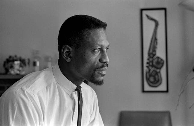 Bill Russell 13 December 1963, Boston - Basketball Feature - Bill Russell at his home - Photo: Gerry Cranham Offside. Boston USA *** Bill Russell 13. Dezember 1963, Boston Basketball Feature Bill Russell in seinem Haus Foto Gerry Cranham Abseits Boston USA  Copyright: xGerryxCranhamx xOffsidexOffside