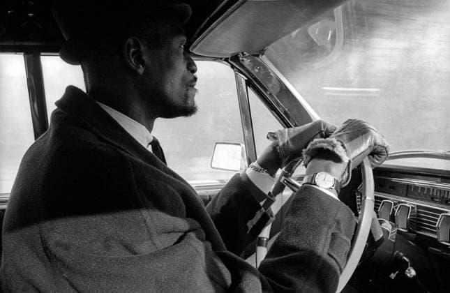 Bill Russell 13. Dezember 1963, Boston Basketball Feature Bill Russell fährt sein Auto mit pelzgefütterten Handschuhen Foto Gerry Cranham Abseits Boston USA  Copyright: xGerryxCranhamx xOffsidexOffside