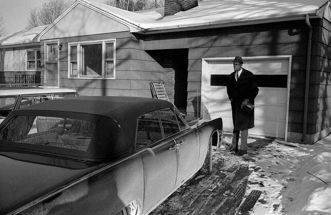 Bill Russell 13. Dezember 1963, Boston Basketball Feature Bill Russell steht in seiner Einfahrt, bevor er in sein Auto steigt Foto Gerry Cranham Offside Boston USA  Copyright: xGerryxCranhamx xOffsidexOffside