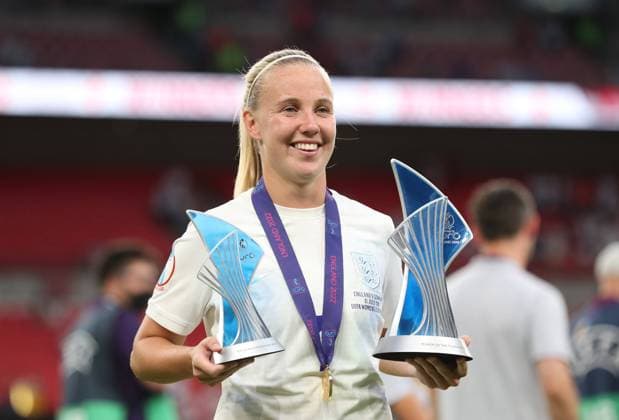 London, England, 31st July 2022. Beth Mead of England with top goal scorer award and player of the tournament award during the UEFA Women s European Championship, EM, Europameisterschaft 2022 match at Wembley Stadium, London. Picture credit should read: Paul Terry Sportimage EDITORIAL USE ONLY. No use with unauthorised audio, video, data, fixture lists, club league logos or live services. Online in-match use limited to 120 images, no video emulation. No use in betting, games or single club league player publications. SPI-1773-0137