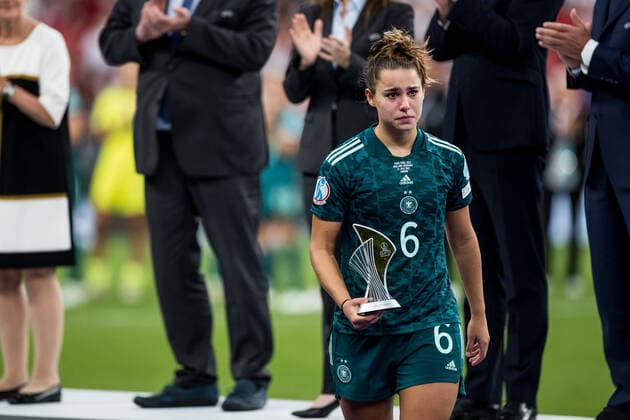 UEFA WOMENS EURO ENGLAND 2022 Final England Germany 31 07 2022 Lena Oberdorf Germany, 6 is awarded best young player of the tournament UEFA WOMENS EURO ENGLAND 2022 Final England Germany Wembley Stadium, London, 31 07 2022 Copyright: xBEAUTIFULxSPORTS Wunderlx