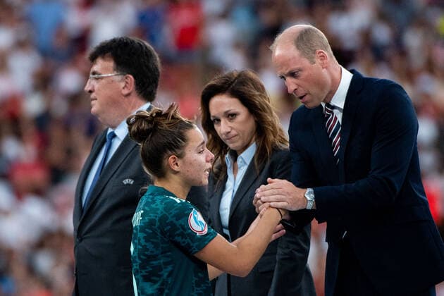 Lena Oberdorf Germany 6 receives the award for best young player of the tournament from Prince William, GBR, England vs Germany, Football UEFA Womens EURO 2022, 31 07 2022, Final GBR, England vs Germany, Football UEFA Womens EURO 2022, 31 07 2022, Final London Copyright: xEibner Memmlerx EP_MMR