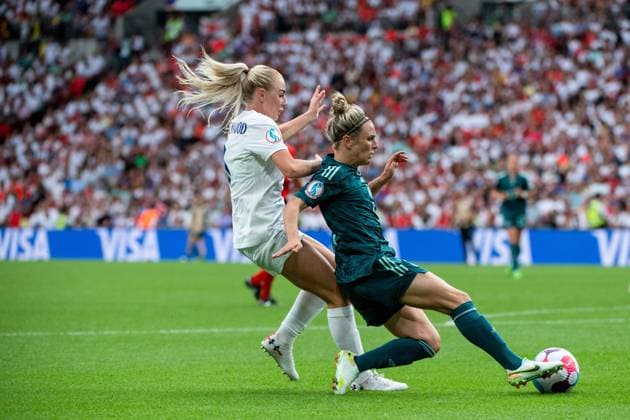 Svenja Huth Germany 9 in duel with Alex Greenwood England 5 , GBR, England vs Germany, Football UEFA Womens EURO 2022, 31 07 2022, Final GBR, England vs Germany, Football UEFA Womens EURO 2022, 31 07 2022, Final London Copyright: xEibner Memmlerx EP_MMR
