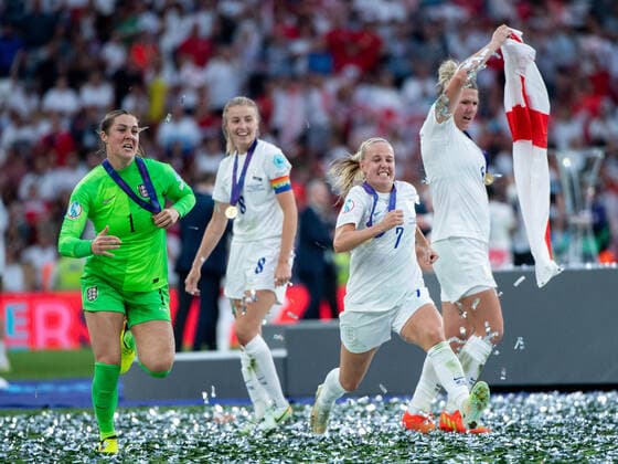 Beth Mead England 7 , Millie Bright England 6 , Leah Williamson England 8 , Mary Earps England 1 cheer for victory and title, GBR, England vs Germany, Football UEFA Womens EURO 2022, 31 07 2022, Final GBR, England vs Germany, Football UEFA Womens EURO 2022, 31 07 2022, Final London Copyright: xEibner Memmlerx EP_MMR