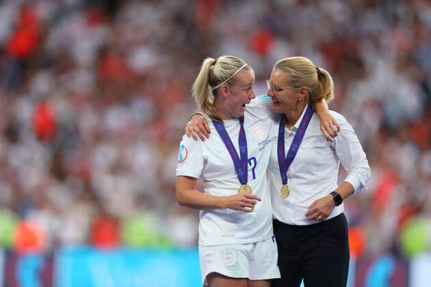 Sport Themen der Woche KW30 Sport Bilder des Tages 31st July 2022; Wembley Stadium, London, England: Womens European International final, England versus Germany: Beth Mead of England with England manager Sarina Wiegman and their winners medals  ActionPlus12413553 KatiexChan