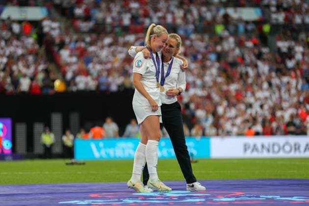 London, England, July 31st 2022: Beth Mead (7 England) and Headcoach of England Sarina Wiegman with medals during the UEFA Womens Euro 2022 Final football match between England and Germany at Wembley Stadium, England. (Pedro Soares SheKicks SPP) Copyright: xPedroxSoares SheKicksx xSPPx spp-en-PeSo-England v Germany-57