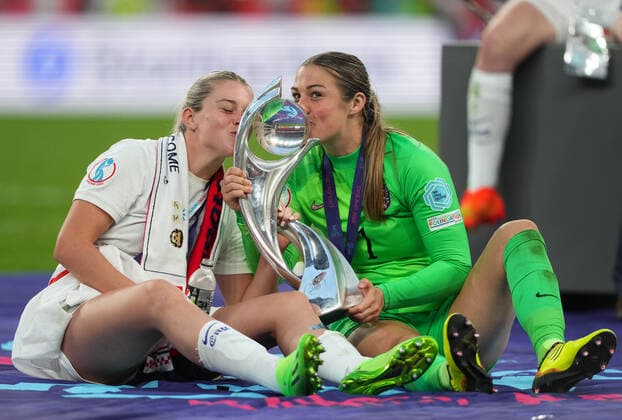 Goalkeeper Mary Earps Manchester United, ManU of England Women & Alessia Russo (Manchester United) of England Women with the winning trophy during the Final of the UEFA Women s European Championship, EM, Europameisterschaft 2022 match between England Women and Germany at Wembley Stadium, London, England on 31 July 2022. Copyright: xAndyxRowlandx PMI-5070-0021