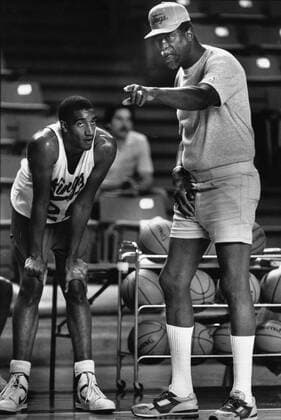 October 5, 1987, Sacramento, California, USA: NBA, Basketball Herren, USA legend BILL RUSSELL, 53, the new Sacramento Kings Head Coach, delivers some advice to first year pro HAROLD PRESSLEY, 24, during the scrimmage session of the Kings early season mini-camp. Sacramento USA - ZUMAs76_ 20080927_mda_s76_019 Copyright: xJayxMatherx