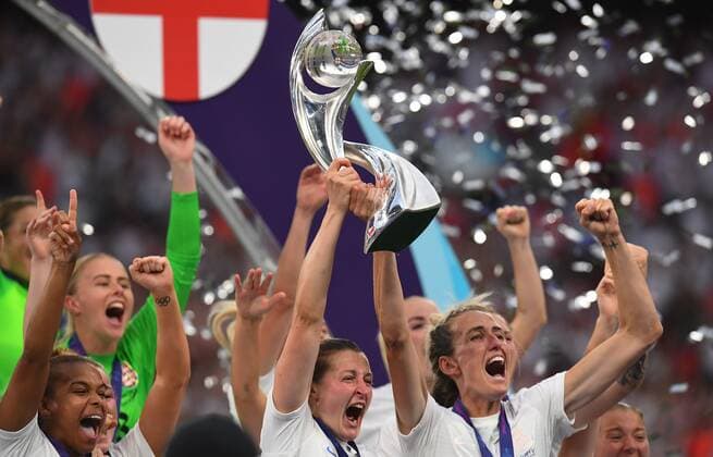Mandatory Credit: Photo by Anna Gowthorpe Shutterstock (13055302fp) Ellen White and Jill Scott of England celebrate with the trophy England v Germany, Womens UEFA European Championship, EM, Europameisterschaft Final, Football, Wembley Stadium, London, UK - 31 Jul 2022 England v Germany, Womens UEFA European Championship, Final, Football, Wembley Stadium, London, UK - 31 Jul 2022 Copyright: xAnnaxGowthorpe Shutterstockx 13055302fp